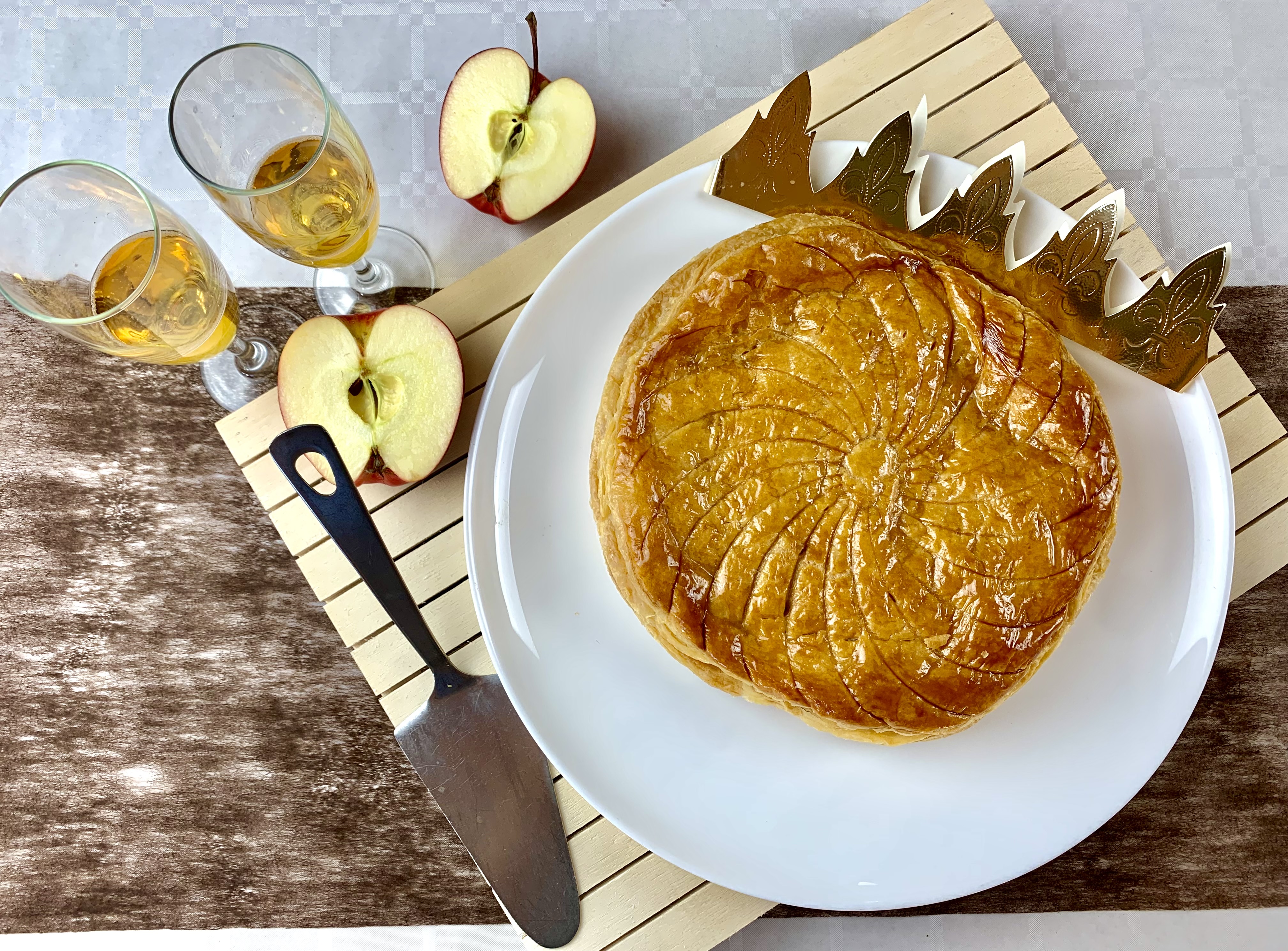 Galette des rois à la pomme avec un bon verre de cidre